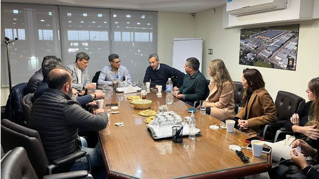 El intendente Pablo Javkin durante el encuentro con directivos del BAR y del Mercado de Concentración.