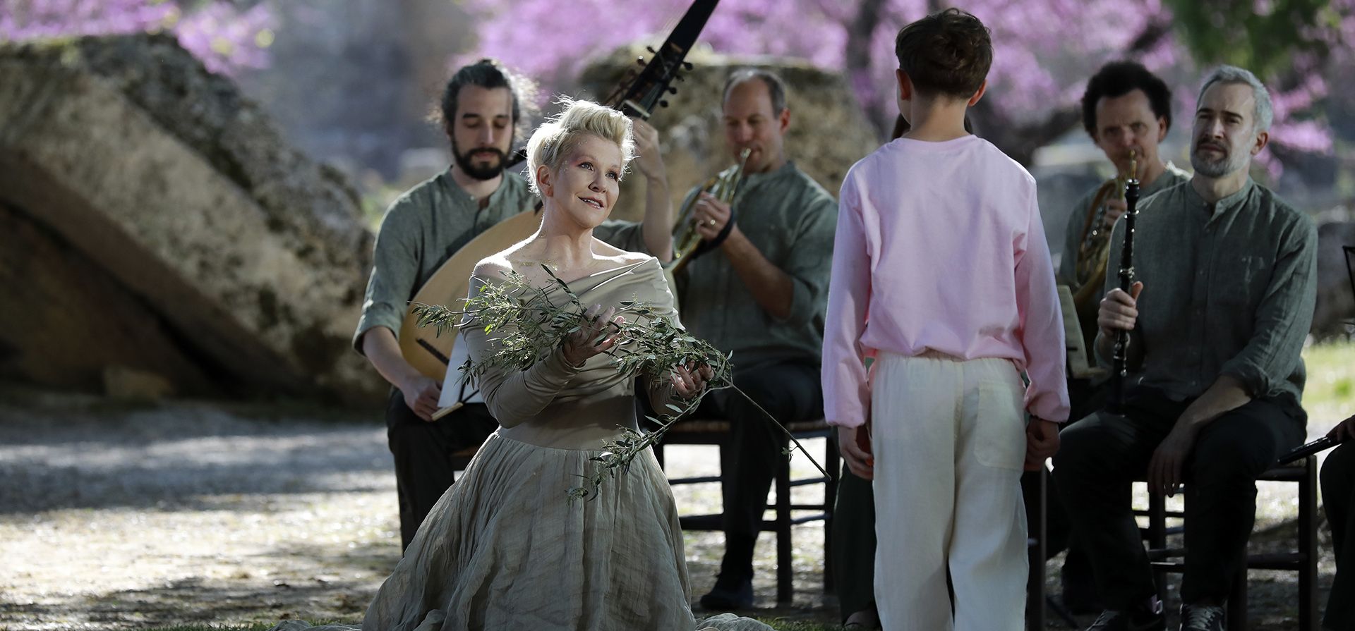 La mezzosoprano Joyce DiDonato aparece el 8 de abril de 2024 en la Antigua Olimpia, Grecia, durante la grabación de La mezzosoprano Joyce DiDonato aparece el 8 de abril de 2024 en la Antigua Olimpia, Grecia, durante la grabación de