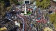 A 50 años del golpe de Estado, una multitud marcha en Buenos Aires y Cristina Kirchner saludó desde el balcón de su casa