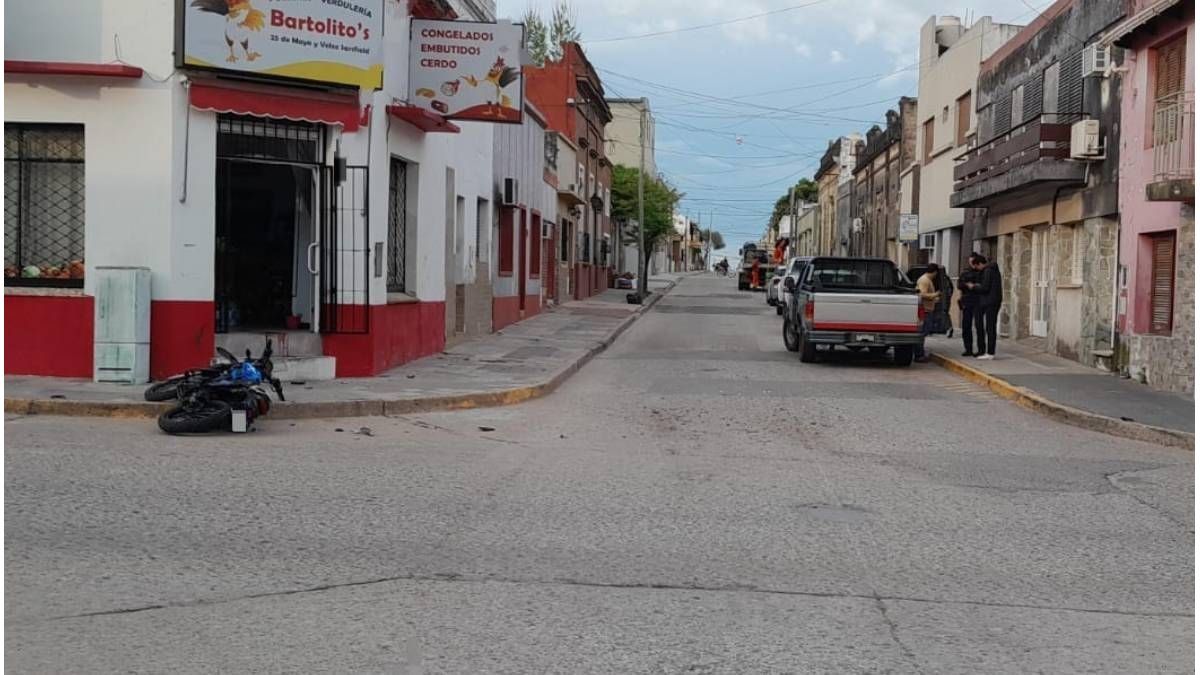 Un policía sufrió una grave fractura en un choque en Victoria