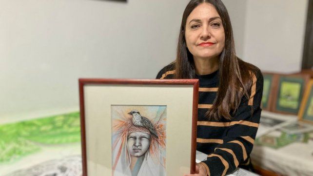 Ana Garello junto a la obra ganadora&nbsp;del 2023 en el Salón Provincial de Artes Visuales