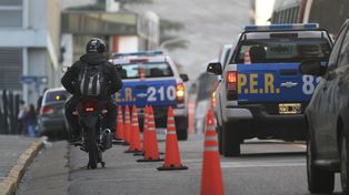 En calle Córdoba ponen conitos para que no estacionen los autos en lo que parece una ciclovía pero que realidad sirve para que estacionen las motos.&nbsp;