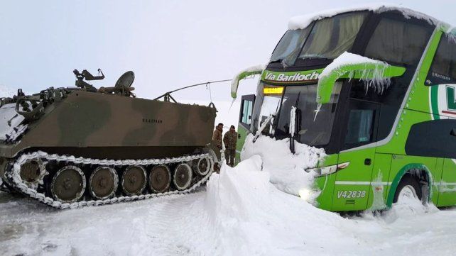 Una histórica nevada cayó en Chubut los últimos días hasta el punto de volver rutas intransitables. El Ejército tuvo que acudir al rescate de varados. Imágenes.