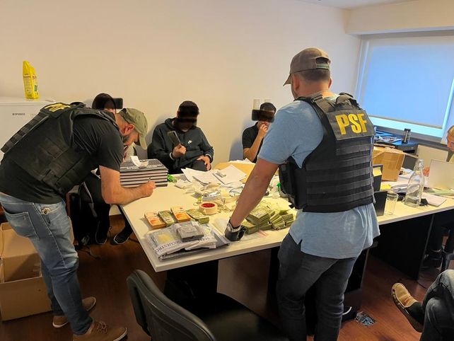 La policía secuestró 6.790.000 pesos y 30.900 dólares entre otros activos en la mutual, sin registración de respaldo.