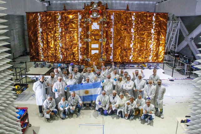 Los tecnólogos junto al flamante satélite.