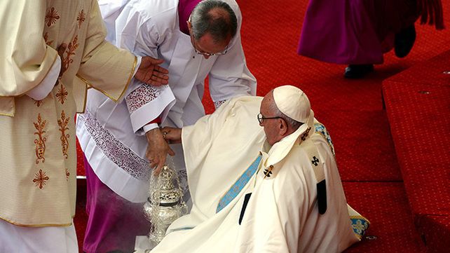 El papa Francisco se cae durante una misa en Polonia