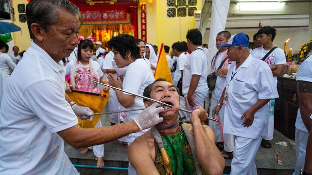 Las postales del extraño festival vegetariano tailandés
