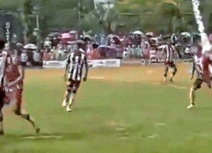 Un futbolista murió en pleno partido tras ser impactado por un rayo