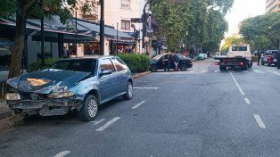 Un choque fortísimo en avenida Pellegrini terminó con un taxi y otro auto destrozados