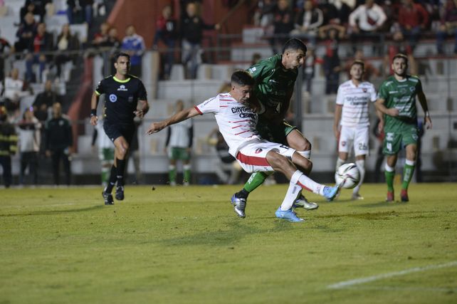 Juan Sforza &nbsp;está a punto de convertir el último gol en el triunfo de Newell’s sobre Ituzaingó por 3 a 1