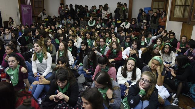 En Rosario, el verde abarrotó la Facultad de Humanidades