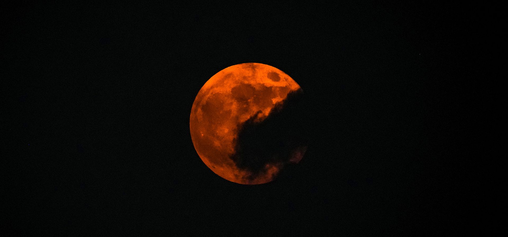 Una superluna rodeada de nubes se eleva sobre Guwahati, India, el jueves 17 de octubre de 2024. (Foto AP/Anupam Nath) Una superluna rodeada de nubes se eleva sobre Guwahati, India, el jueves 17 de octubre de 2024. (Foto AP/Anupam Nath)