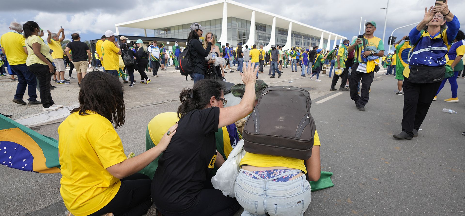 Manifestantes, partidarios del expresidente de Brasil, Jair Bolsonaro, se arrodillan para orar mientras asaltan el Palacio de Planalto en Brasilia, Brasil, el domingo 8 de enero de 2023. (Foto AP/Eraldo Peres)