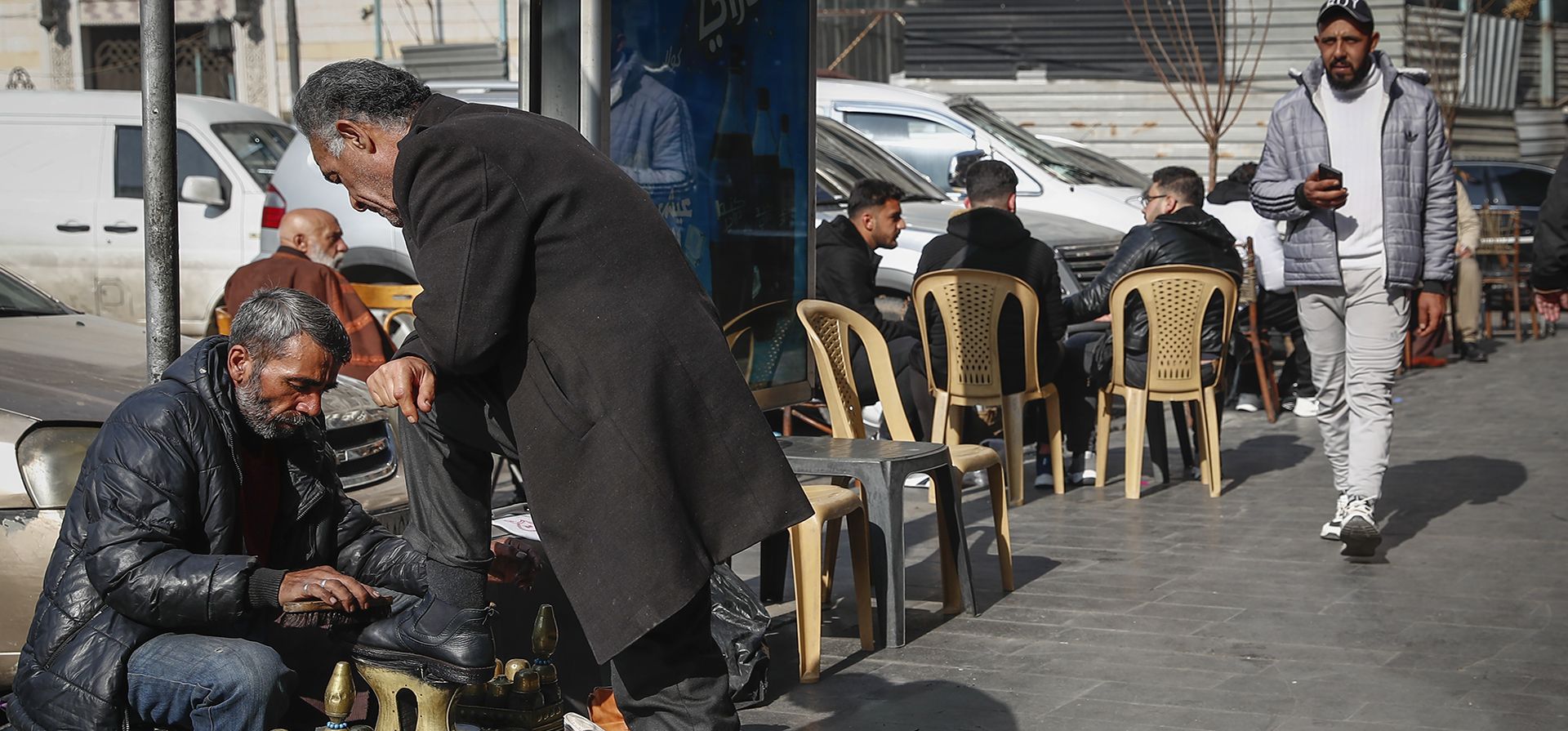 Un hombre recibe brillo en los zapatos de un lustrabotas en el centro de Damasco, Siria, el jueves 16 de enero de 2025. (Foto AP/Omar Sanadiki) Un hombre recibe brillo en los zapatos de un lustrabotas en el centro de Damasco, Siria, el jueves 16 de enero de 2025. (Foto AP/Omar Sanadiki)