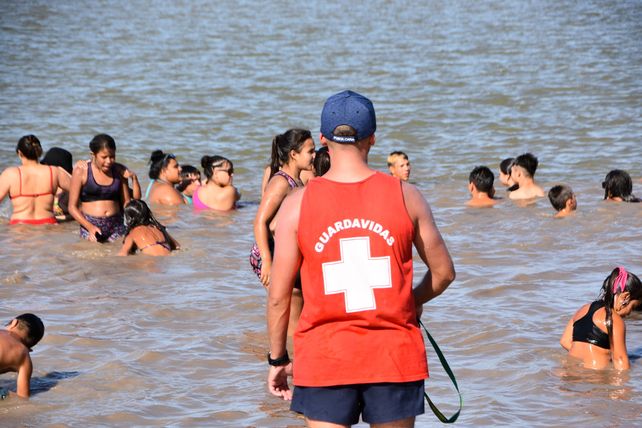 Villa Constitución: elegida por sus espacios verdes y playa pública para disfrutar del río este verano