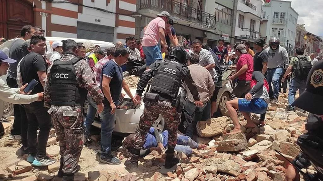 En la ciudad de Cuenca una casa se desplomó sore un autó. Un hombre murió aplastado por los escombros.