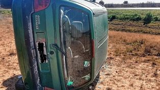 Incidente vial: fue a llevar a su novio y al regresar volcó