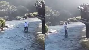 El turista se tiró al agua para recuperar su celular.