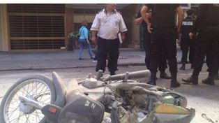 Insólito: No quería que le llevaran la moto y le prendió fuego