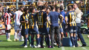 Pausa para el diálogo. Bauza aprovechó para dar indicaciones mientras los jugadores se hidrataban en el desafío ante Unión .