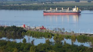 Imponente. Un ultramarino ingresa con el río Uruguay en su máxima expresión.