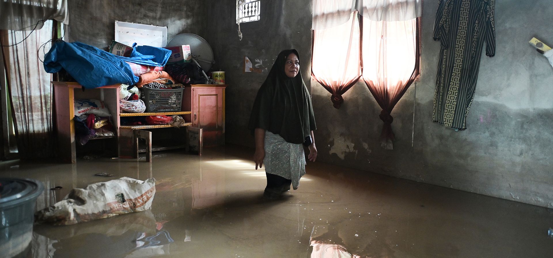 Una mujer se encuentra dentro de su casa inundada en Pidie Jaya, provincia de Aceh, Indonesia, el miércoles 3 de diciembre de 2025. (Foto AP/Reza Saifullah) Una mujer se encuentra dentro de su casa inundada en Pidie Jaya, provincia de Aceh, Indonesia, el miércoles 3 de diciembre de 2025. (Foto AP/Reza Saifullah)