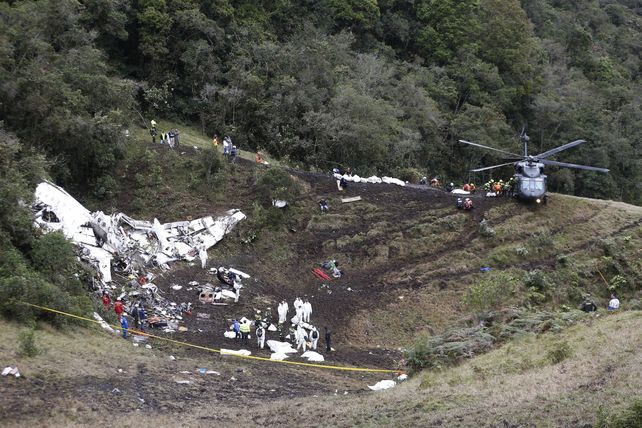 Escena. Los rescatistas trasladan los cadáveres de las víctimas al helicóptero arribado al Cerro Gordo