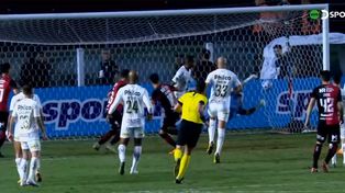 El cabezazo de Aguirre va camino al gol, pero luego lo anularon. El golazo de Portillo evitó que la polémica quedará en primer plano.
