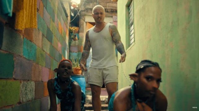 Indignante. Balvin lleva a dos mujeres afrodescendientes amarradas con cadenas del cuello y arrastrándose por el piso como animales o esclavas.