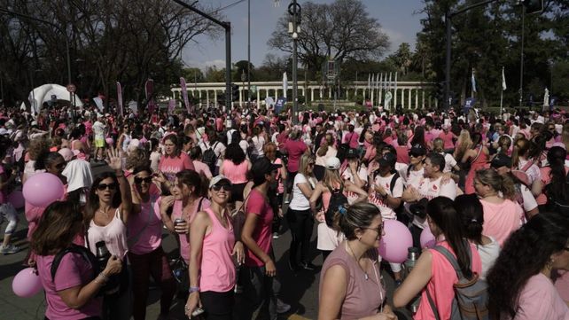 Postales de la caminata rosa para concientizar sobre el cáncer de mama
