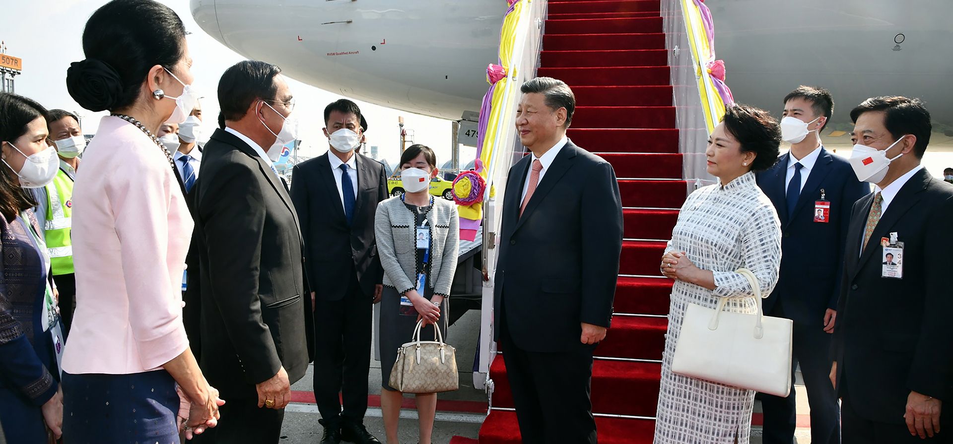 El primer ministro de Tailandia, Prayuth Chan-ocha, y su esposa, Naraporn Chan-ocha, dan la bienvenida al presidente chino, Xi Jinping, y a su esposa, Peng Liyuan, cuando llegan al aeropuerto internacional de Suvarnabhumi, el jueves 17 de noviembre de 2022 en Bangkok, Tailandia. Xi está en Tailandia para asistir a la cumbre APEC de Cooperación Económica Asia-Pacífico. (Gobierno de Tailandia) vía AP