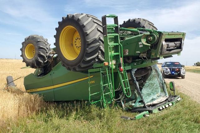 Un trabajador agrícola salió alcoholizado y volcó la cosechadora