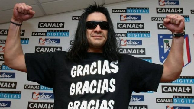 También cantó. El Mono desarrolló una carrera como compositor y cantante de rock.