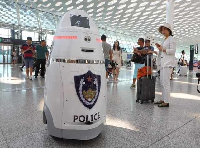 Un robot armado patrulla el aeropuerto con más tráfico de China.&nbsp;
