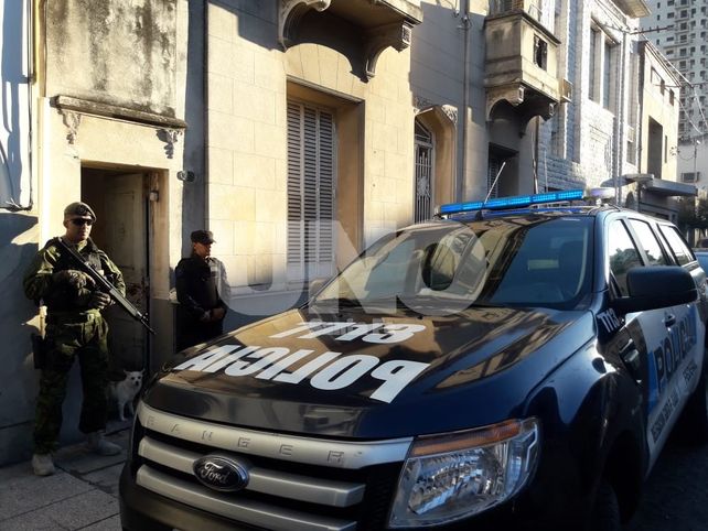 Arrestaron a un joven con pastillas de éxtasis y a un policía con marihuana