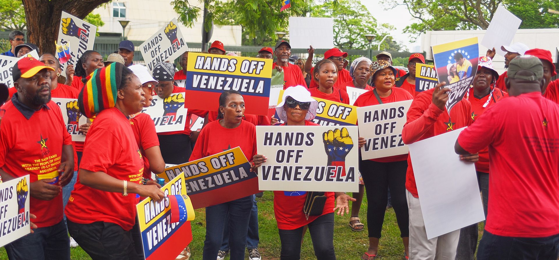 La gente sostiene carteles mientras se manifiesta frente a la Embajada de Estados Unidos en Pretoria, Sudáfrica, el jueves 8 de enero de 2026. (Foto AP/Alfonso Nqunjana) La gente sostiene carteles mientras se manifiesta frente a la Embajada de Estados Unidos en Pretoria, Sudáfrica, el jueves 8 de enero de 2026. (Foto AP/Alfonso Nqunjana)