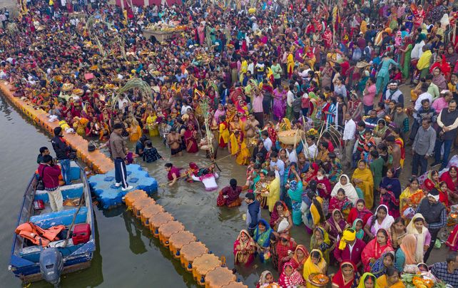 Devotos hindúes realizan rituales religiosos durante el amanecer mientras ofrecen oraciones al Dios Sol en el río Yamuna durante el festival Chhath en Prayagraj, India, el jueves 11 de noviembre de 2021. Durante Chhath, un antiguo festival hindú, se realizan rituales para agradecer al dios Sol, para sostener la vida en la tierra y buscar las bendiciones divinas.