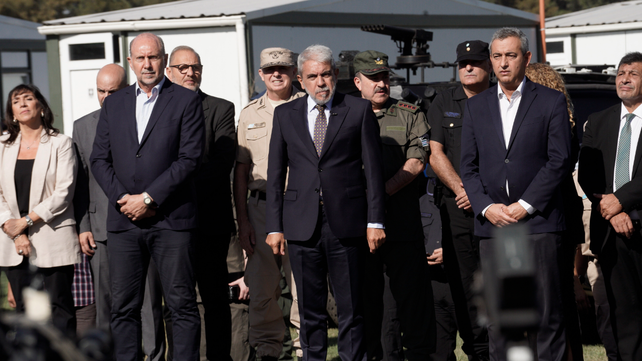 El ministro de Seguridad, Aníbal Fernández, en el destacamento de Gendarmería Nacional junto al gobernador Omar Perotti y el intendente Pablo Javkin.