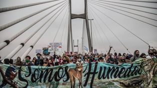 Las organizaciones ambientalistas volverán a acampar este sábado y domingo en el puente Rosario-Victoria en defensa de los humedales y por las incesantes quemas en las islas del Delta.&nbsp;