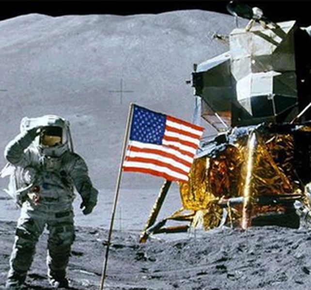 El mito indica que la bandera no debería flamear en el espacio porque no hay atmósfera.