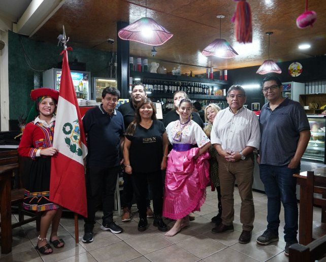Con DNI peruano: la comunidad peruana de Rosario celebró el anuncio del nuevo Papa