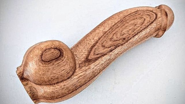 El Ministerio de Salud compró penes de madera y en las redes sociales se abrió la polémica