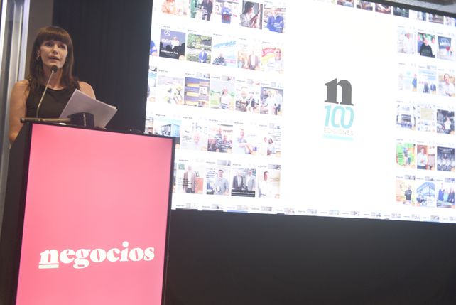 La periodista María Laura Neffen en el inicio del evento aniversario.