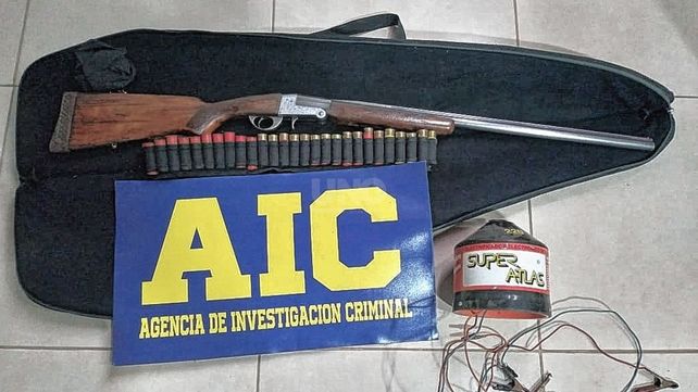 En los allanamientos hallaron además una escopeta calibre 16 y una caja de cartuchos de ese calibre