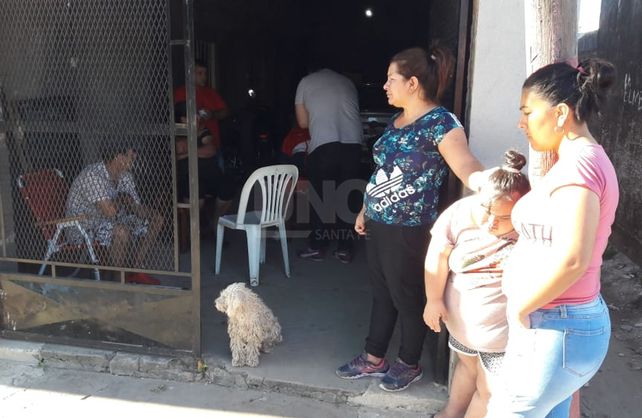 La familia de la mujer de 61 años que falleció en la guardia del Iturraspe el fin de semana.&nbsp;