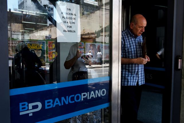 Destrato. Trabajadores y clientes sufren la falta de aire acondicionado. (Celina Mutti Lovera / La Capital)