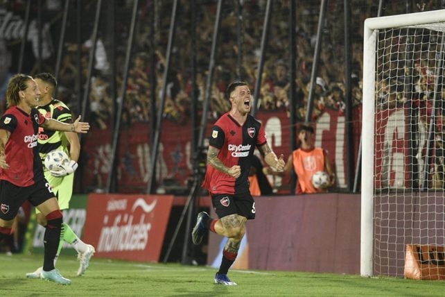 Newells ganó ante su gente en la vuelta al Coloso y sigue invicto y puntero