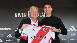 Federico Gattoni posa con la camiseta de River y el vicepresidente de la institución Matías Patanian.
