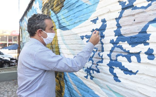 Javkin frente al nuevo mural que evoca la gesta de Malvinas