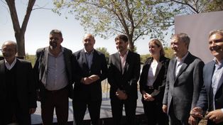 El gobernador saliente Omar Perotti y el mandatario entrante Maximiliano Pullaro se sacaron la primera foto conjunta de la transición santafesina.&nbsp;